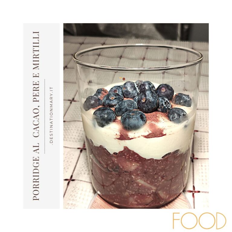 Porridge fit al cacao, pere e mirtilli